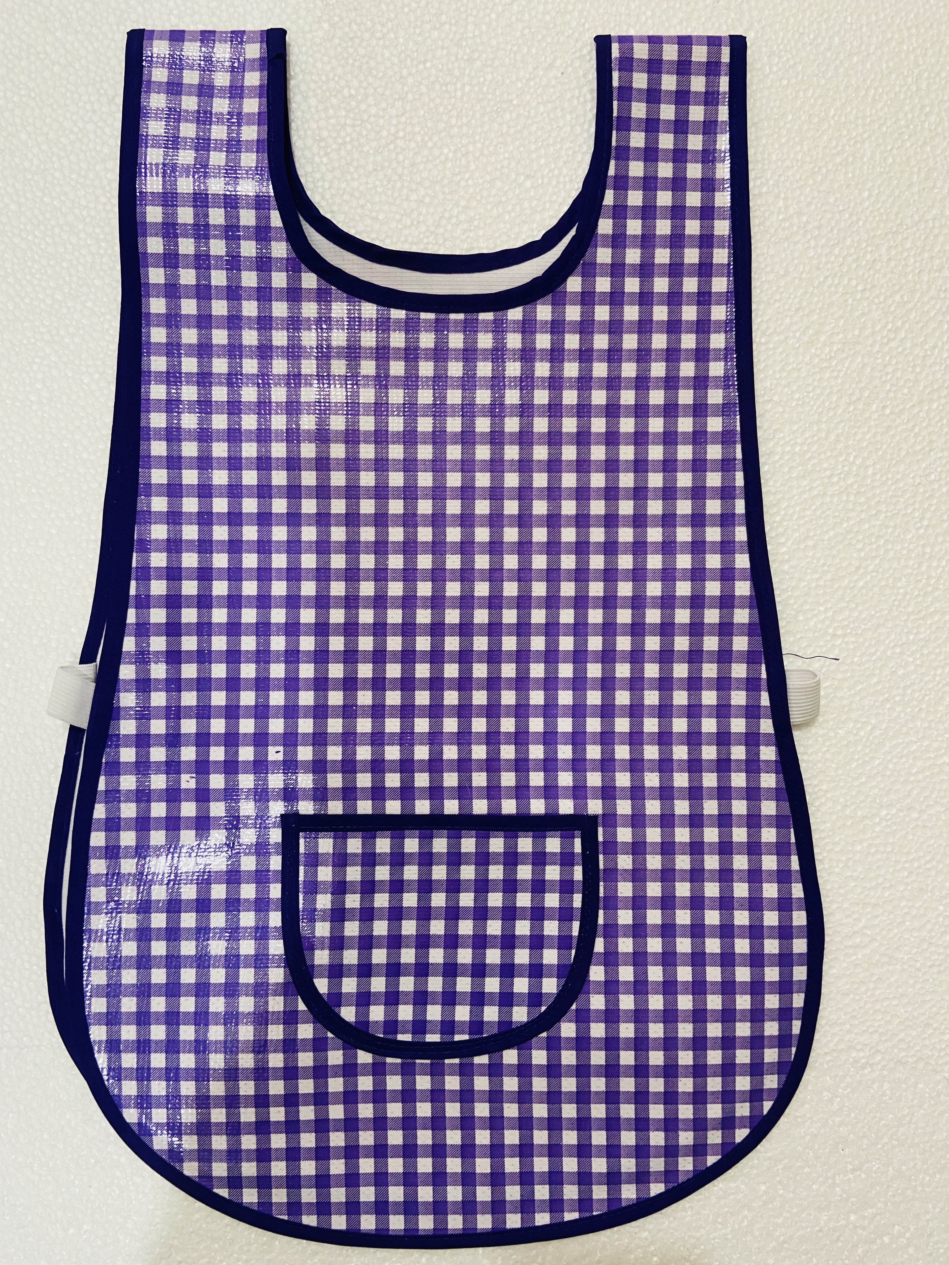 MANDIL PLAST.CUADRITOS MORADO  T/CAMISET