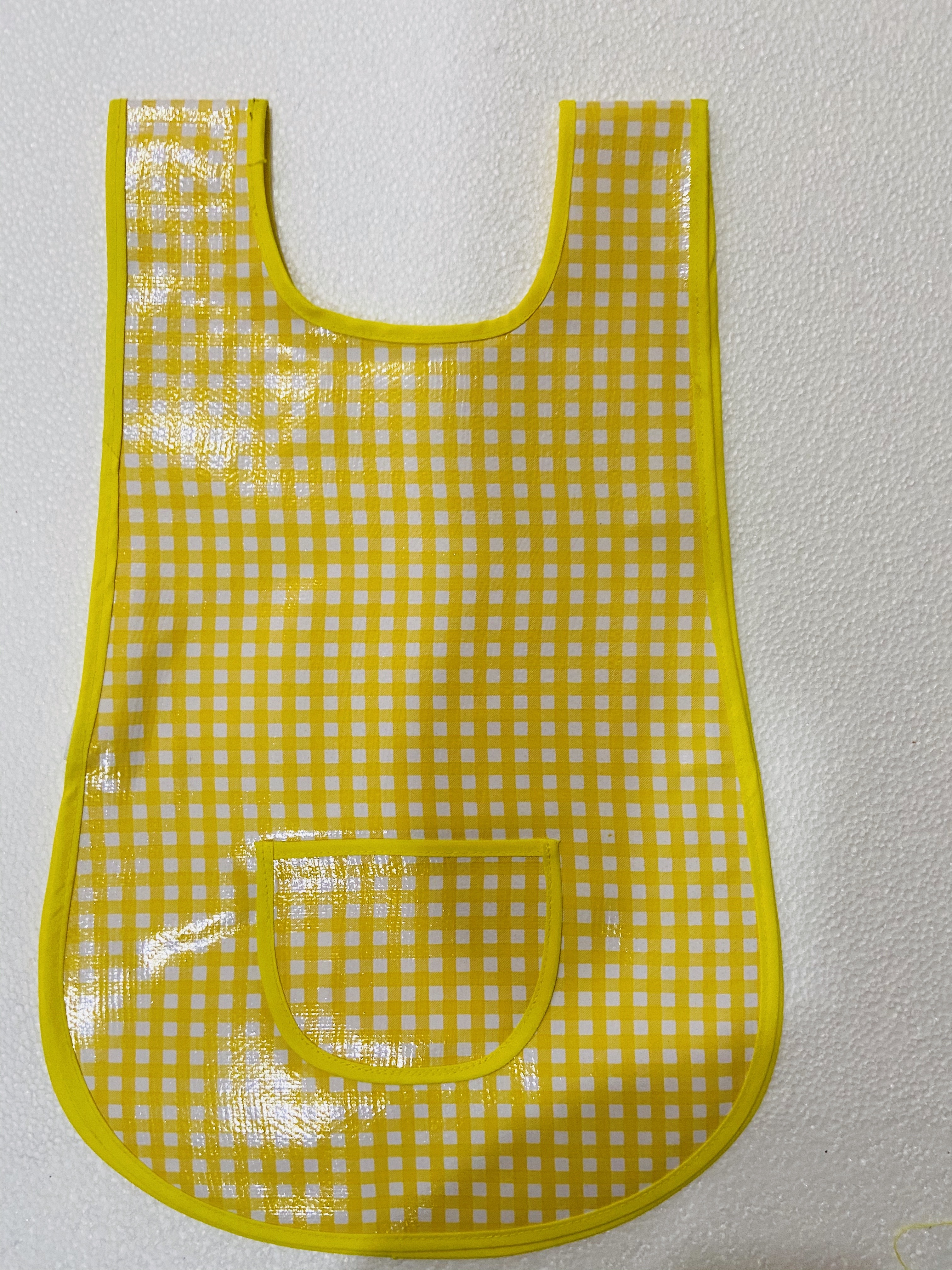 MANDIL PLAST.CUADRITOS AMARILL.T/CAMISET