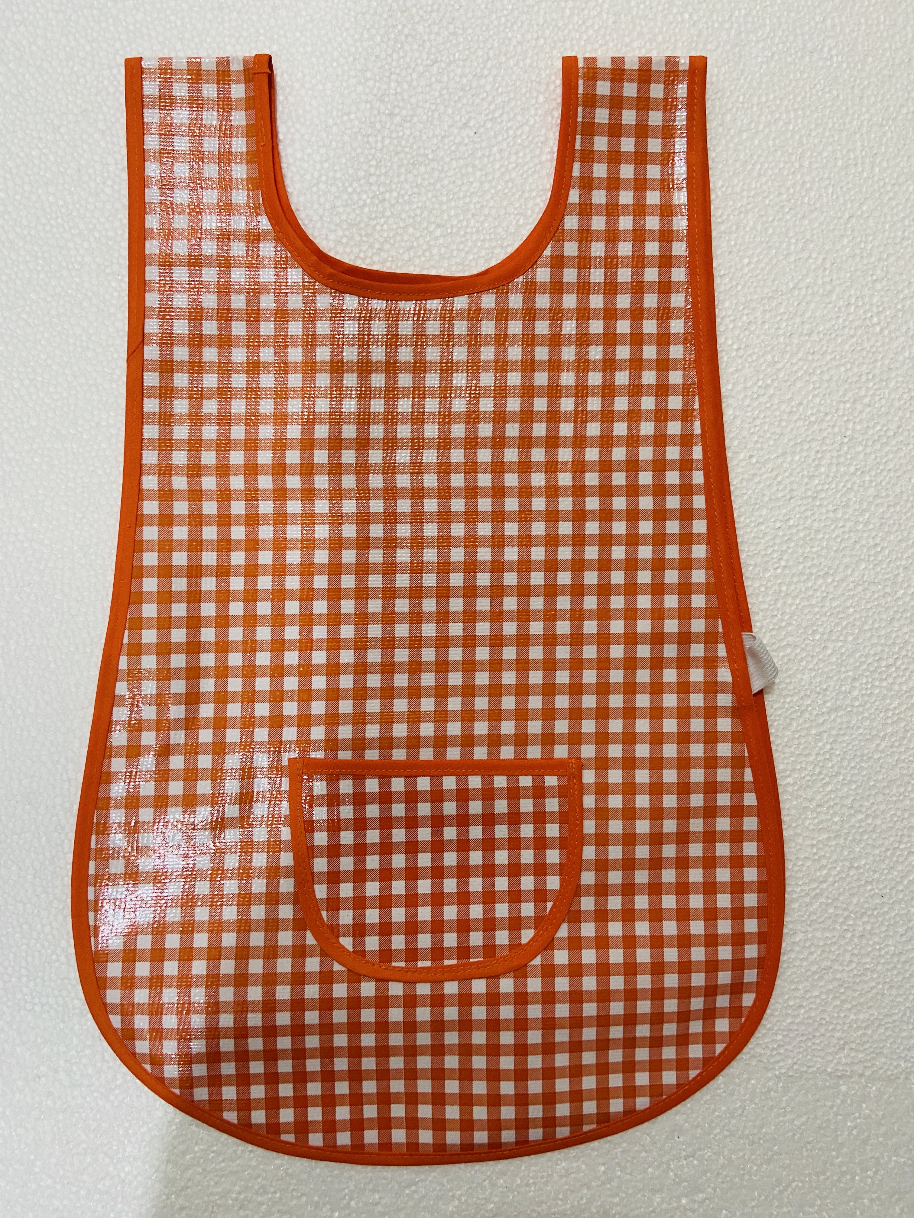 MANDIL PLAST.CUADRITOS NARANJA T/CAMISET