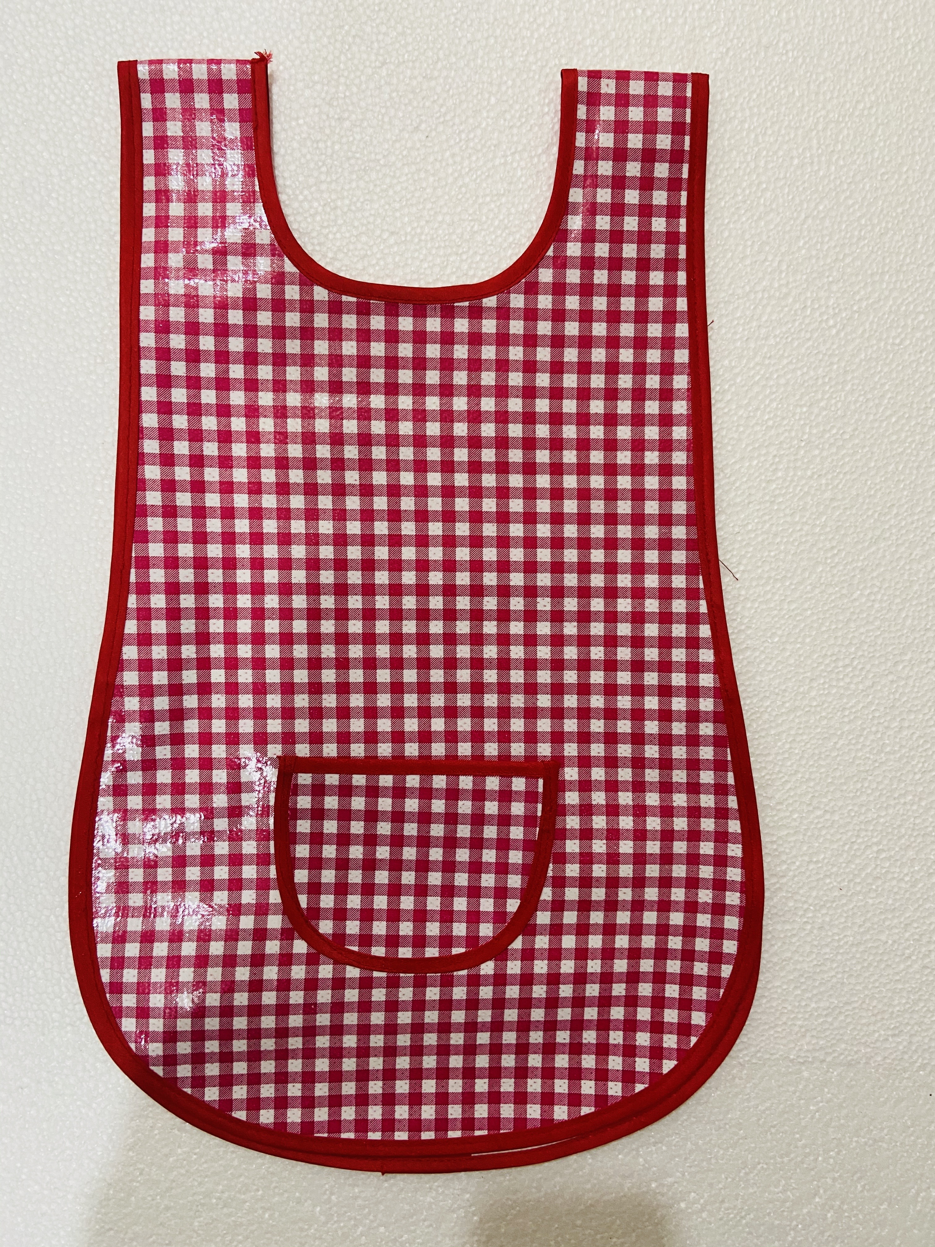 MANDIL PLAST.CUADRITOS ROJO    T/CAMISET