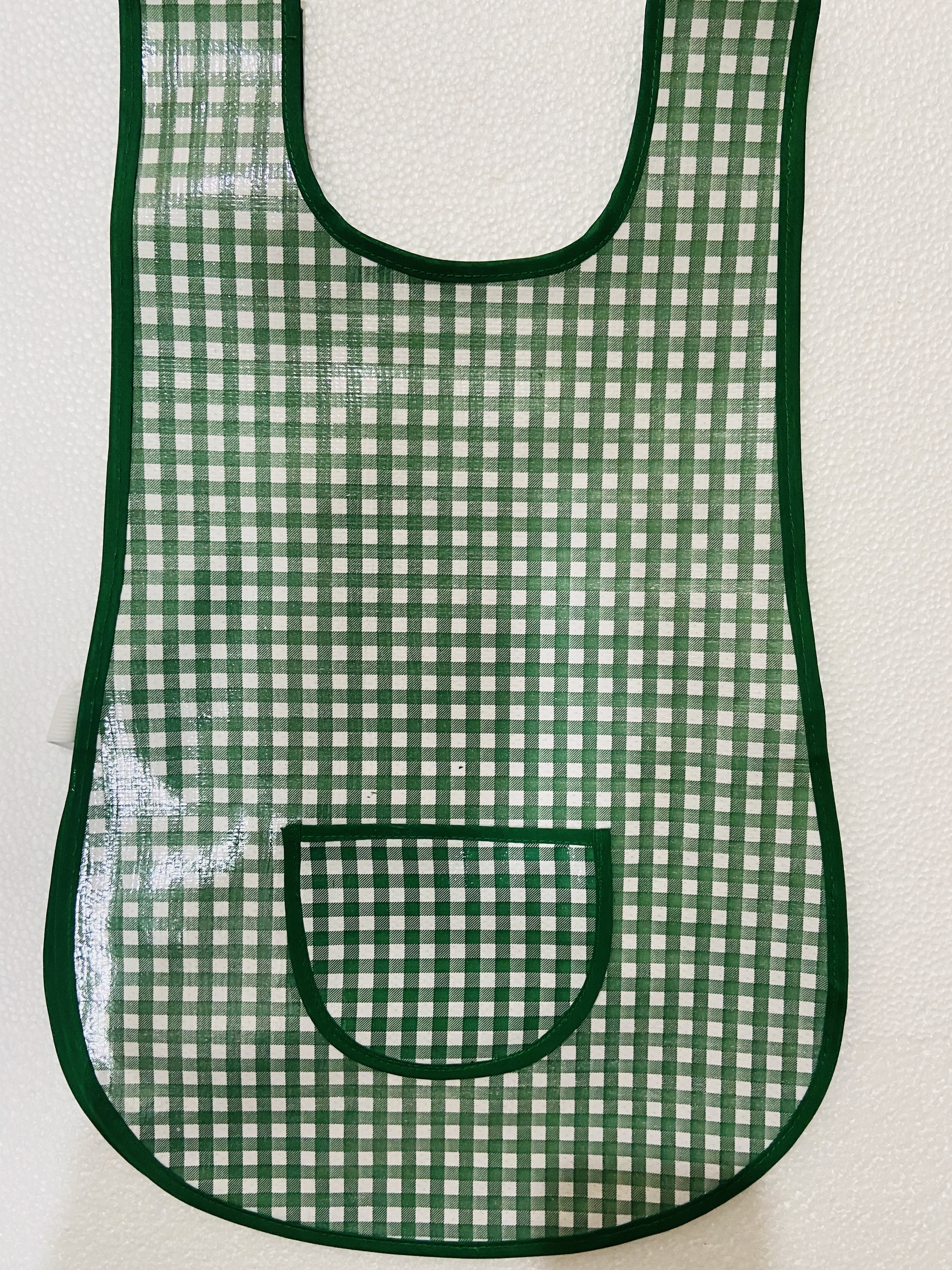 MANDIL PLAST.CUADRITOS VERDE   T/CAMISET