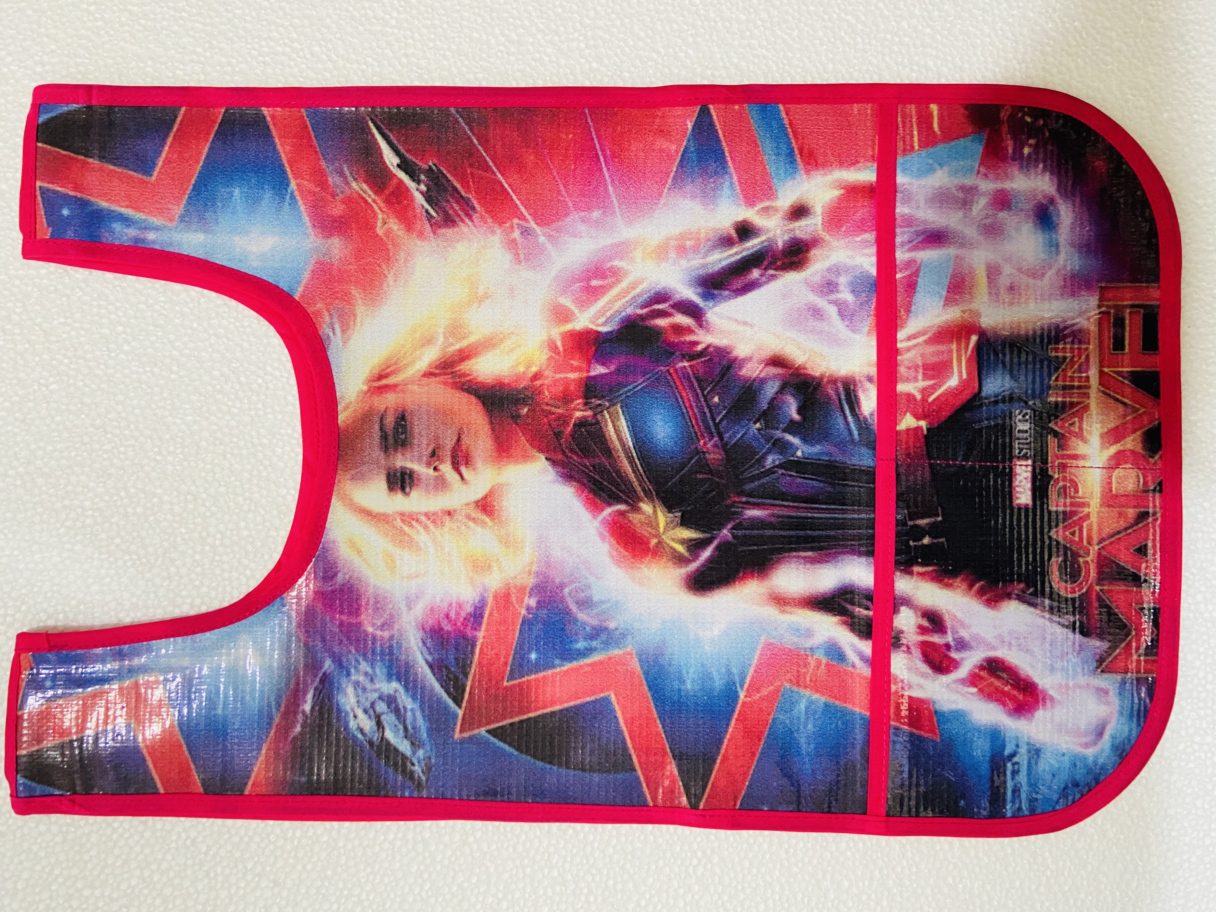 MANDIL INFANTIL PLAST.T/CAMIS.CAPTAIN    (CAPITAN MARVEL)