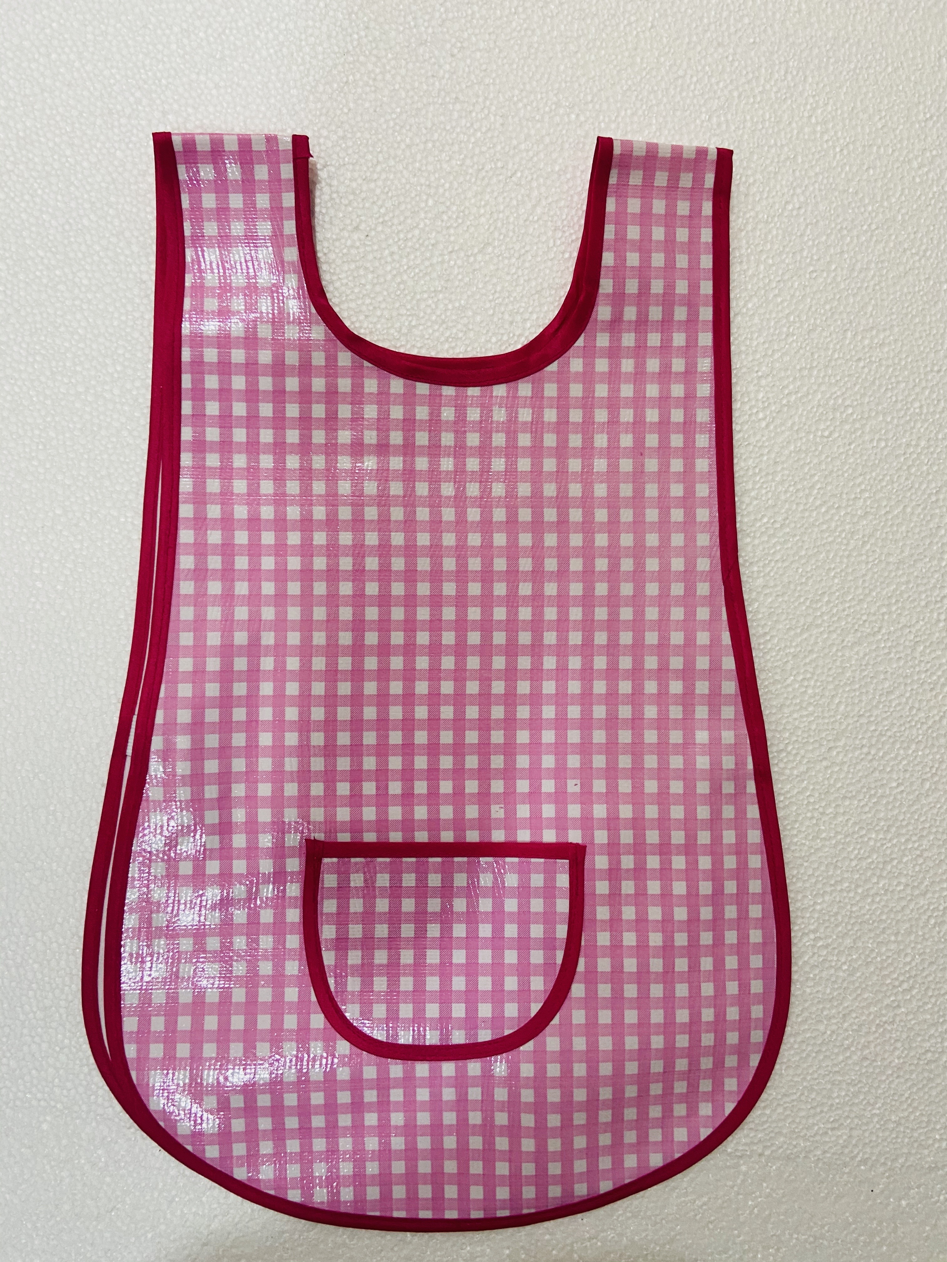 MANDIL PLAST.CUADRITOS ROSA    T/CAMISET